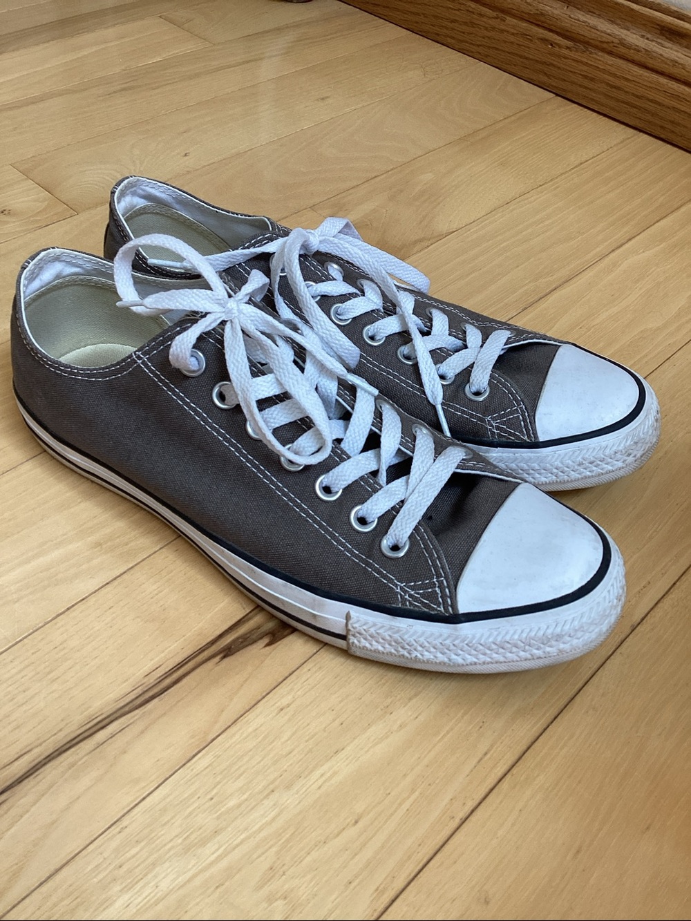 Converse Chuck Taylor All Star - Charcoal Gray. Men’s 9 or women’s 11